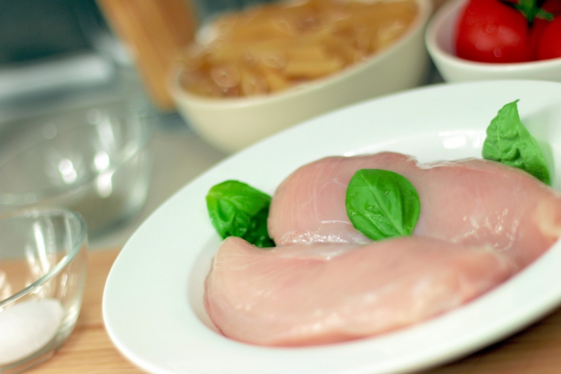 boucherie-ST CYR SUR MER-min_turkey_hen_meat_raw_pink_chicken_ingredient_cooking_uncooked-1087266